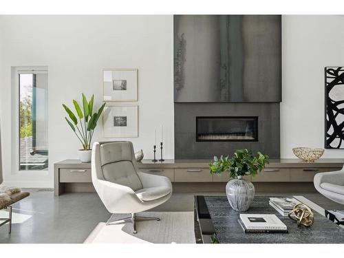 1114 Bellevue Avenue Se, Calgary, AB - Indoor Photo Showing Living Room