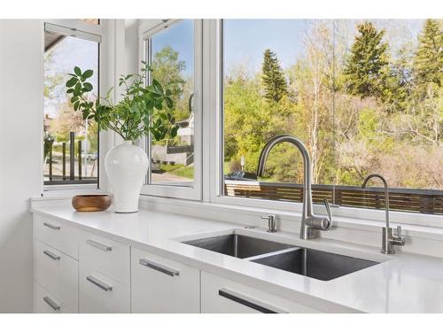 1114 Bellevue Avenue Se, Calgary, AB - Indoor Photo Showing Kitchen With Double Sink