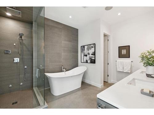 1114 Bellevue Avenue Se, Calgary, AB - Indoor Photo Showing Bathroom