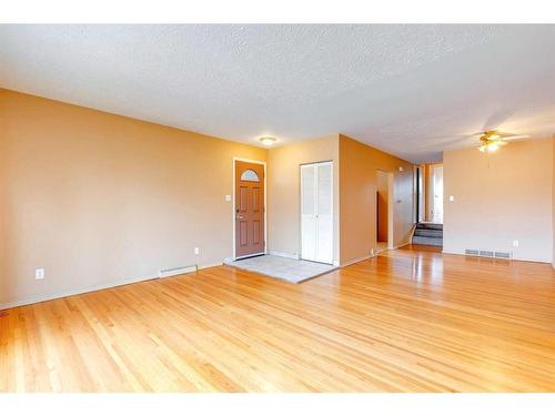1428 44 Street Sw, Calgary, AB - Indoor Photo Showing Other Room
