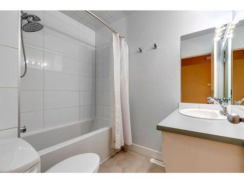1428 44 Street Sw, Calgary, AB - Indoor Photo Showing Bathroom