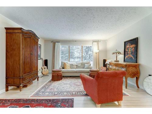 1428 44 Street Sw, Calgary, AB - Indoor Photo Showing Living Room