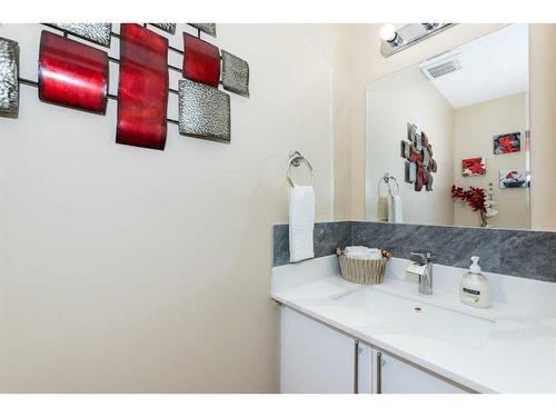 111 Georgian Villas Ne, Calgary, AB - Indoor Photo Showing Bathroom