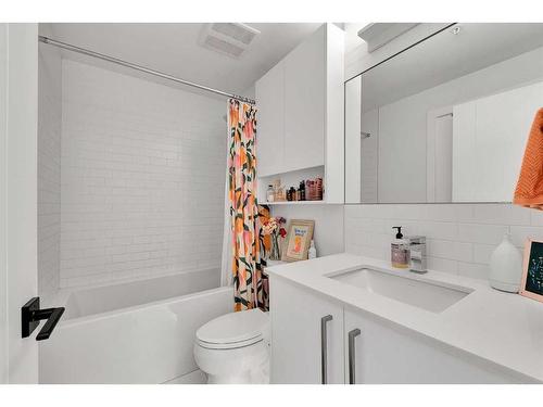 117-3130 Thirsk Street Nw, Calgary, AB - Indoor Photo Showing Bathroom