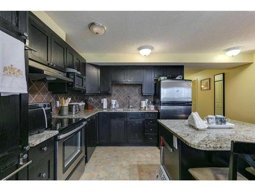 905 Mckinnon Drive Ne, Calgary, AB - Indoor Photo Showing Kitchen