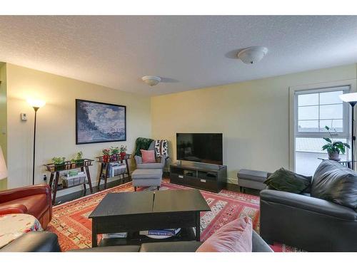 905 Mckinnon Drive Ne, Calgary, AB - Indoor Photo Showing Living Room