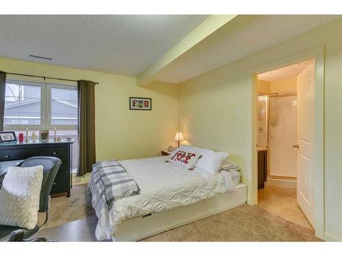 905 Mckinnon Drive Ne, Calgary, AB - Indoor Photo Showing Bedroom