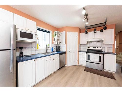 39 Taravista Mews Ne, Calgary, AB - Indoor Photo Showing Kitchen With Double Sink