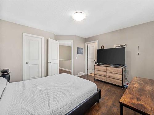 1538 Mcalpine Street, Carstairs, AB - Indoor Photo Showing Bedroom