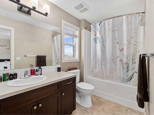 1538 Mcalpine Street, Carstairs, AB - Indoor Photo Showing Bathroom