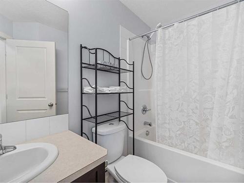 1538 Mcalpine Street, Carstairs, AB - Indoor Photo Showing Bathroom