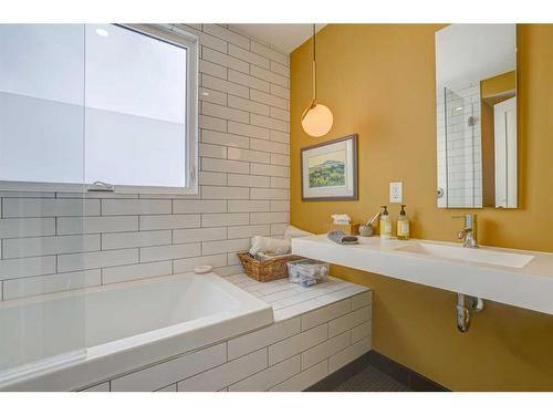 305-3204 Rideau Place Sw, Calgary, AB - Indoor Photo Showing Bathroom