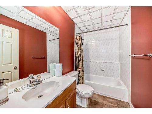 47 Edgeridge Court Nw, Calgary, AB - Indoor Photo Showing Bathroom