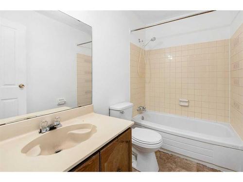 2820 46 Street Se, Calgary, AB - Indoor Photo Showing Bathroom