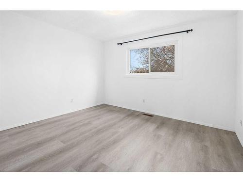2820 46 Street Se, Calgary, AB - Indoor Photo Showing Other Room