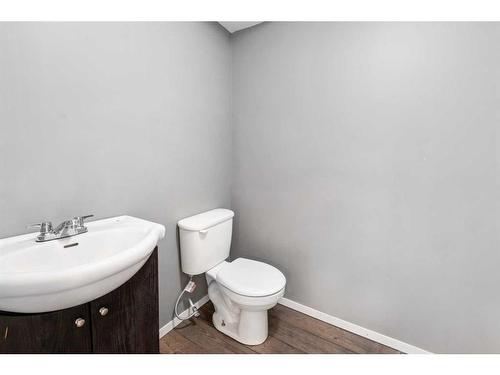 2820 46 Street Se, Calgary, AB - Indoor Photo Showing Bathroom