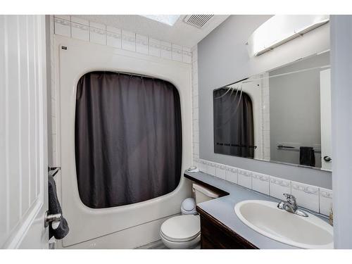 1130 Maple Avenue, Crossfield, AB - Indoor Photo Showing Bathroom