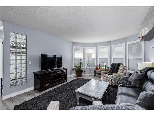 1130 Maple Avenue, Crossfield, AB - Indoor Photo Showing Living Room