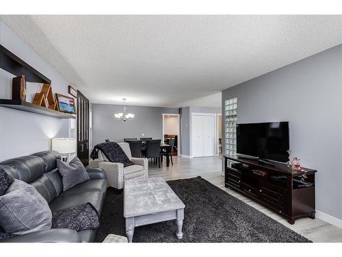1130 Maple Avenue, Crossfield, AB - Indoor Photo Showing Living Room