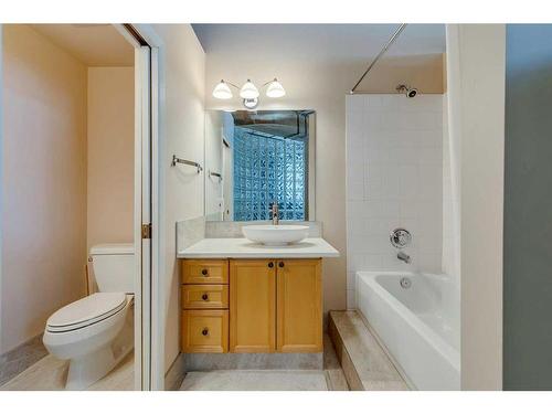 204-535 10 Avenue Sw, Calgary, AB - Indoor Photo Showing Bathroom