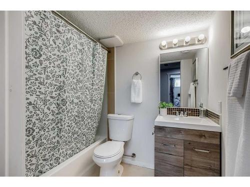 177 Buckskin Way, Cochrane, AB - Indoor Photo Showing Bathroom