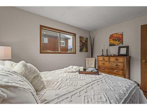 130 Settler Way, Canmore, AB - Indoor Photo Showing Bedroom