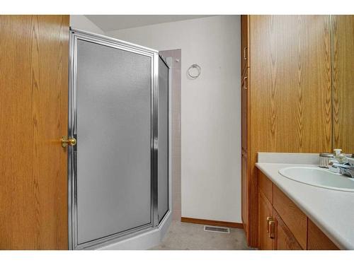 105 4 Avenue West, Delia, AB - Indoor Photo Showing Bathroom