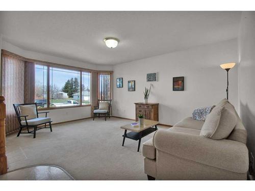 105 4 Avenue West, Delia, AB - Indoor Photo Showing Living Room