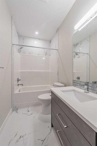 1545 33 Avenue, Calgary, AB - Indoor Photo Showing Bathroom