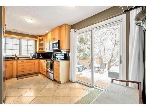2431 Sandhurst Avenue Sw, Calgary, AB - Indoor Photo Showing Kitchen
