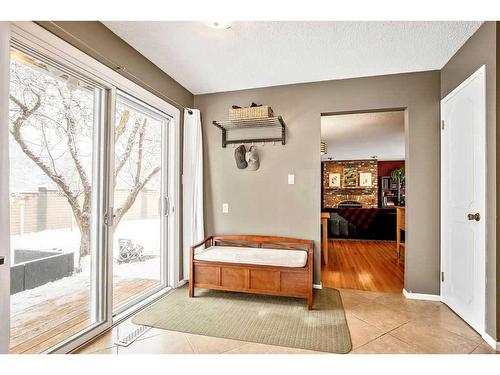 2431 Sandhurst Avenue Sw, Calgary, AB - Indoor Photo Showing Other Room
