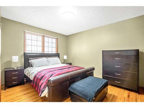 2431 Sandhurst Avenue Sw, Calgary, AB - Indoor Photo Showing Bedroom