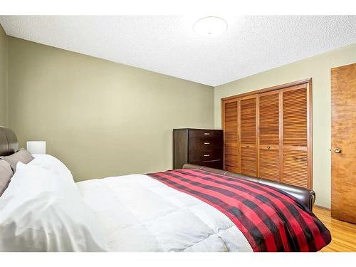 2431 Sandhurst Avenue Sw, Calgary, AB - Indoor Photo Showing Bedroom