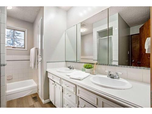 2431 Sandhurst Avenue Sw, Calgary, AB - Indoor Photo Showing Bathroom
