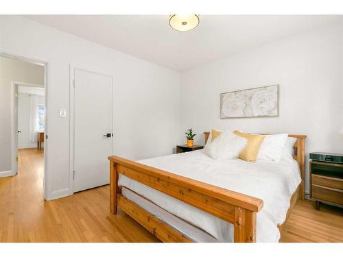 3640 11 Street Sw, Calgary, AB - Indoor Photo Showing Bedroom