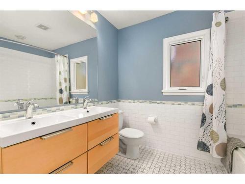 3640 11 Street Sw, Calgary, AB - Indoor Photo Showing Bathroom