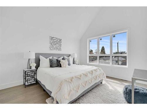 2419 31 Avenue Sw, Calgary, AB - Indoor Photo Showing Bedroom