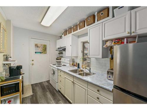 1814 8 Street Se, Calgary, AB - Indoor Photo Showing Kitchen With Double Sink
