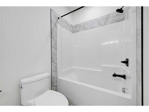4627 72 Street Nw, Calgary, AB - Indoor Photo Showing Bathroom