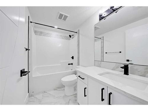 4627 72 Street Nw, Calgary, AB - Indoor Photo Showing Bathroom