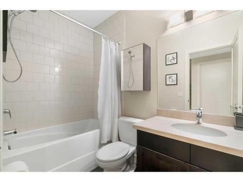3817 17 Street Sw, Calgary, AB - Indoor Photo Showing Bathroom