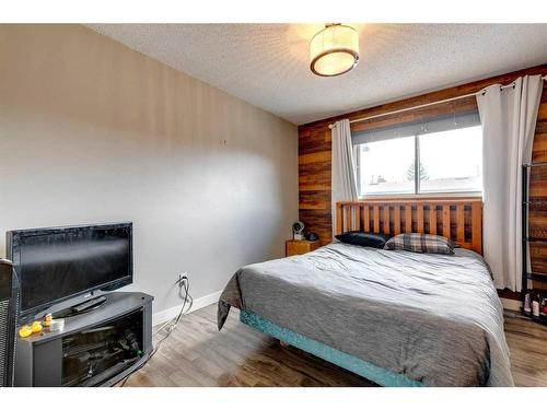 302-5340 17 Avenue Sw, Calgary, AB - Indoor Photo Showing Bedroom