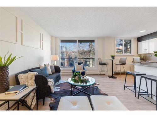 301-934 2 Avenue Nw, Calgary, AB - Indoor Photo Showing Living Room