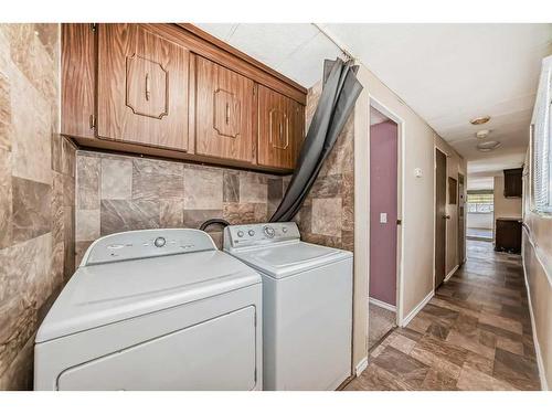 2 21 A Street Close, Bowden, AB - Indoor Photo Showing Laundry Room