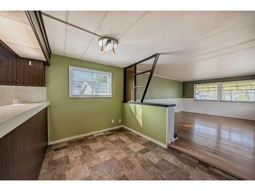 2 21 A Street Close, Bowden, AB - Indoor
