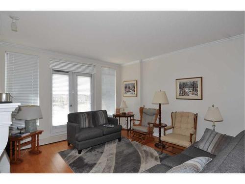 310-1718 14 Avenue Nw, Calgary, AB - Indoor Photo Showing Living Room