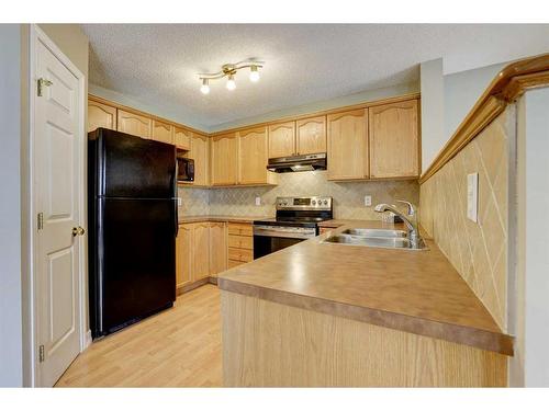 26 Royal Elm Drive Nw, Calgary, AB - Indoor Photo Showing Kitchen With Double Sink