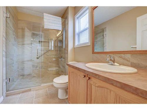 26 Royal Elm Drive Nw, Calgary, AB - Indoor Photo Showing Bathroom