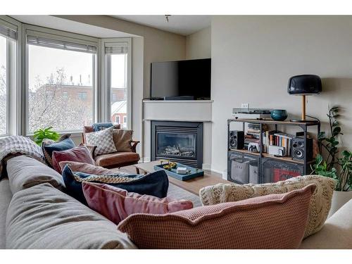 305-830 Centre Avenue Ne, Calgary, AB - Indoor Photo Showing Living Room With Fireplace