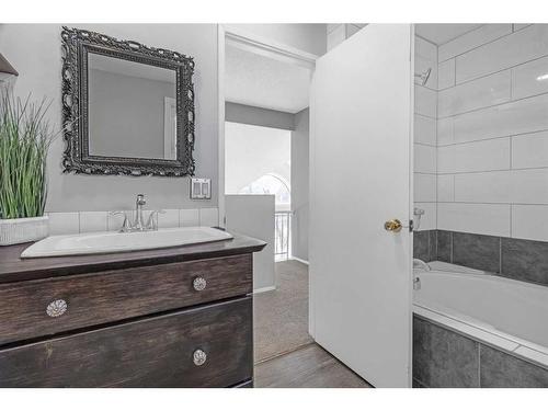 5418 4A Street Sw, Calgary, AB - Indoor Photo Showing Bathroom